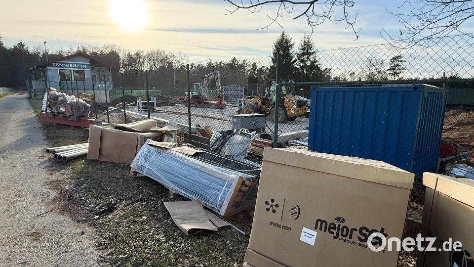 Auch auf der Tennisanlage wird gebaut. Hier entstehen drei neue Padel-Plätze. Bild: Gabi Schönberger