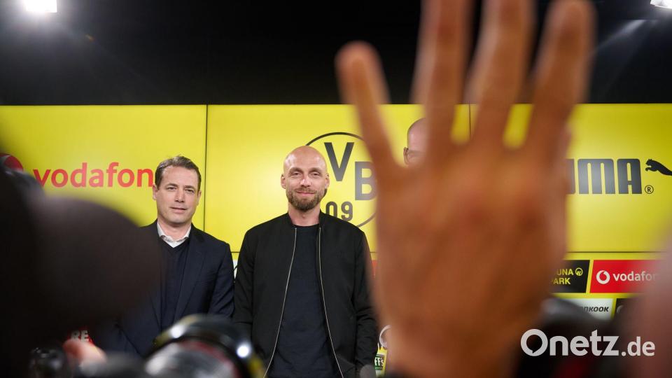 Der neue Sportdirektor von Borussia Dortmund ist Nils-Ole Book (M). Bild: Bernd Thissen/dpa