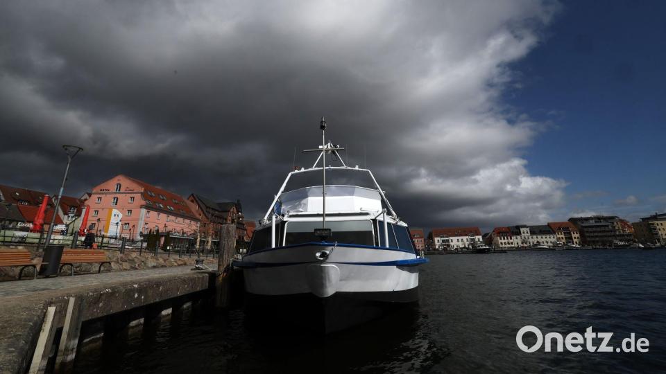 Über dem Stadthafen an der Müritz ziehen dunkle Wolken auf. Bild: Bernd Wüstneck/dpa