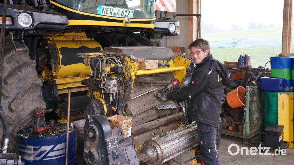Sascha Dewald bei seiner Lieblingsbeschäftigung, dem "Schrauben" an Landmaschinen auf dem Hof in Wampenhof. Bild: fvo