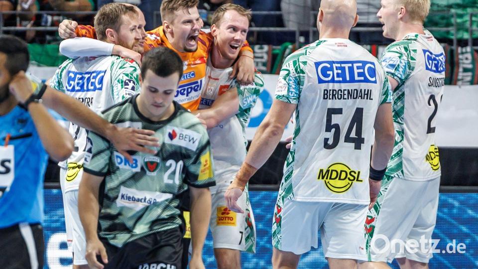 Machtdemonstration im September: Magdeburg bejubelt den Sieg gegen den Erzrivalen. (Archivbild) Bild: Andreas Gora/dpa