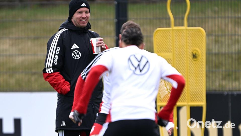 Warm eingepackt verfolgt Bundestrainer Julian Nagelsmann das Geschehen auf dem Trainingsplatz. Bild: Federico Gambarini/dpa