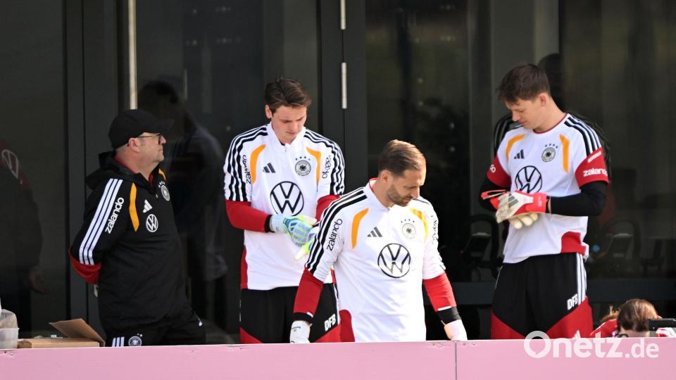 Oliver Baumann (M) bereitet sich mit Jonas Urbig (2.v.l) und Alexander Nübel (r) auf das Training vor. Bild: Federico Gambarini/dpa
