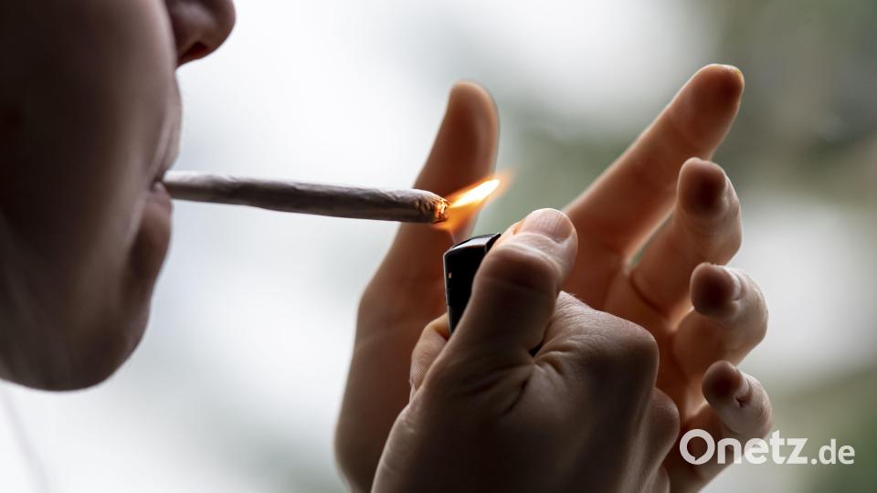 Eine Person zündet sich einen Joint an. Nach der Cannabis-Legalisierung verzeichnet die Fachambulanz für Suchtberatung weniger Klienten. Das hat mit der Straffreiheit zu tun. Bild: Fabian Sommer/dpa