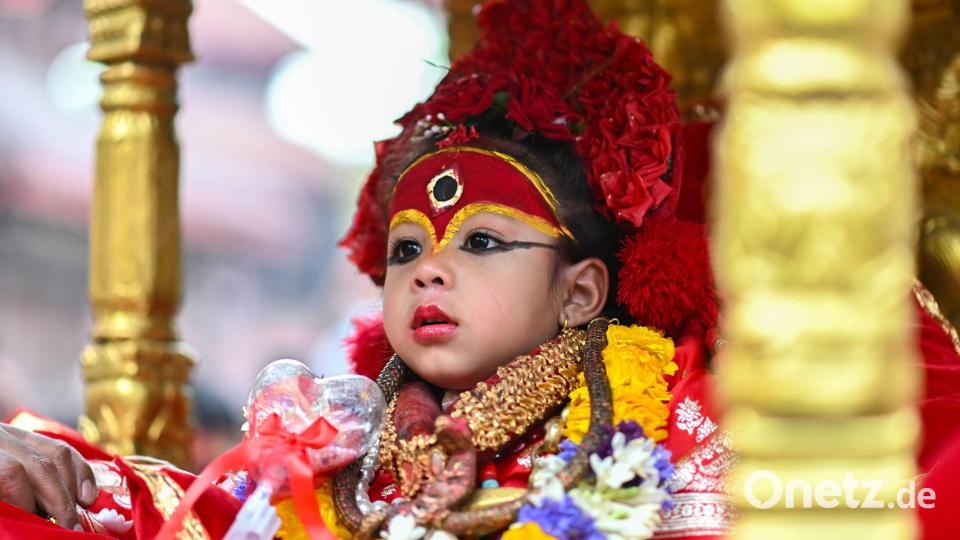 Die königliche lebende Göttin Kumari Arya Tara Shakya nimmt in Kathmandu, Nepal, am Chaite Dashain Fest teil. Bild: Safal Prakash Shrestha/ZUMA Press Wire/dpa