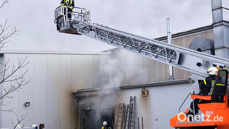 Die Drehleiter der Feuerwehr aus Eschenbach im Einsatz. Bild: jma
