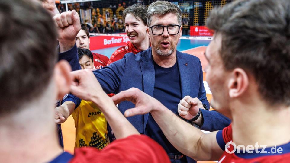 Hübner lebt seinen Spielern einen kühlen Kopf vor. (Archivbild) Bild: Andreas Gora/dpa