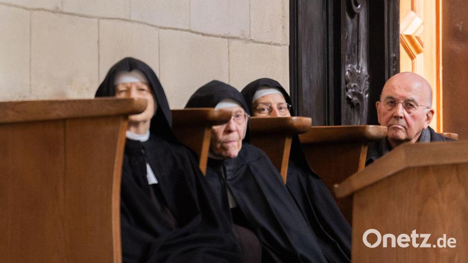 Der emeritierte Bischof Felix Glenn beobachtet die Vorstellung seines Nachfolgers. Bild: Rolf Vennenbernd/dpa