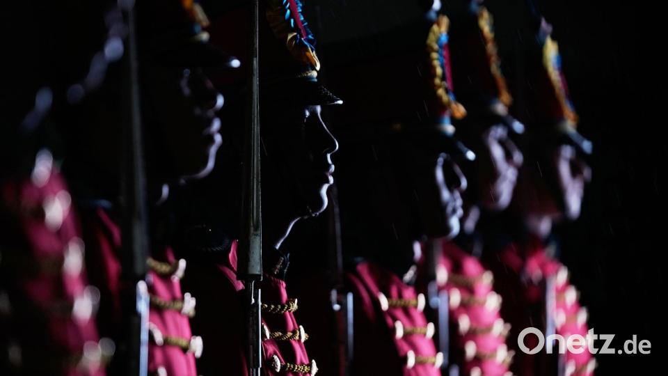 Soldaten stehen in Formation während einer Mahnwache zum Gedenken an die Opfer des Absturzes eines Militärfrachtflugzeugs. Bild: Fernando Vergara/AP/dpa