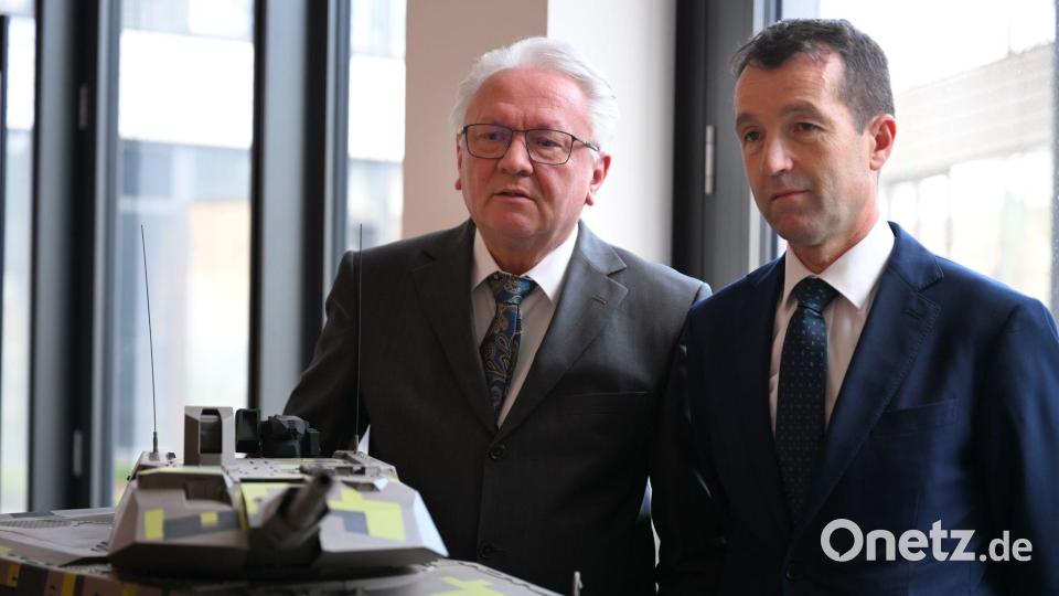 Papperger und Escribano bei einem Modell des Rheinmetall-Kampfpanzers Panther. Bild: Wolf von Dewitz/dpa