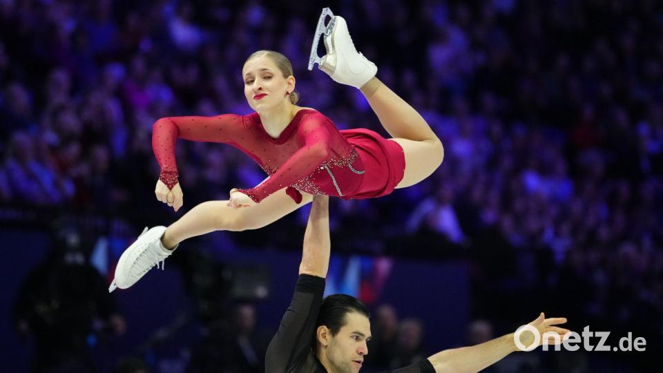 Minerva Hase und Nikita Volodin haben im Paarlaufen erstmals WM-Gold gewonnen. Bild: Petr David Josek/AP/dpa