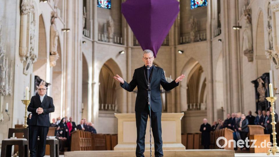 Zum Abschluss segnete der designierte Bischof die Gläubigen im Dom. Bild: Rolf Vennenbernd/dpa