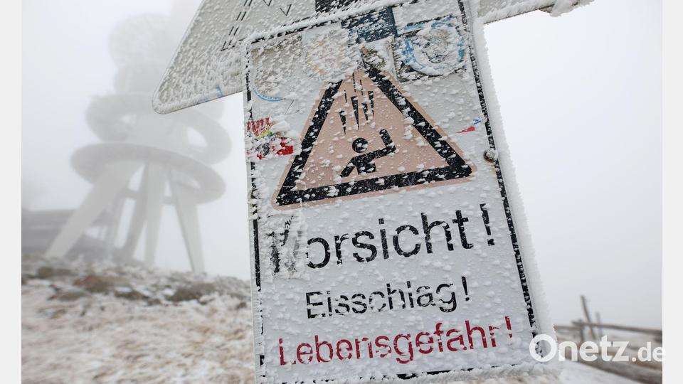 "Vorsicht Eisschlag" ist auf einem Hinweisschild auf dem Brocken zu lesen. Bild: Matthias Bein/dpa