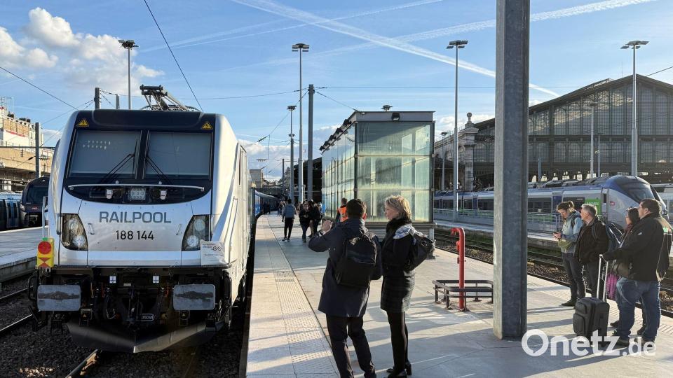 Großer Bahnhof für den neuen Zug bei der ersten Fahrt im Gare du Nord. Bild: Michael Evers/dpa