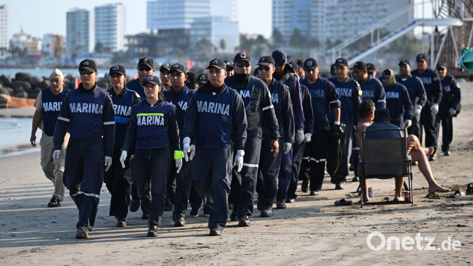 Mitglieder der mexikanischen Marine beteiligen sich an den Reinigungsarbeiten. Bild: Yahir Ceballos/dpa