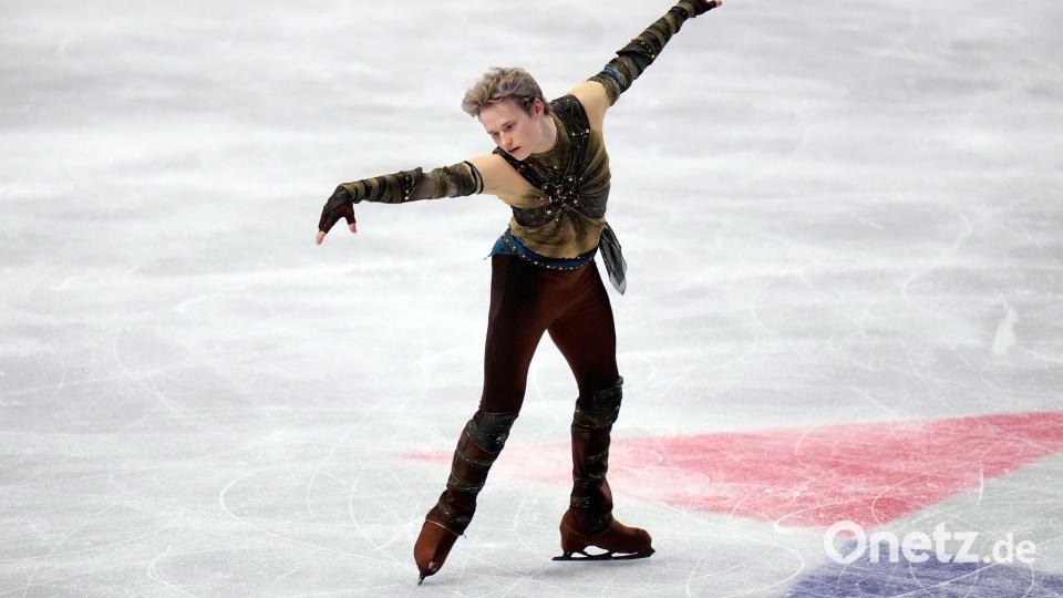 US-Superstar Ilia Malinin steht vor seinem dritten WM-Titel. Bild: Petr David Josek/AP/dpa