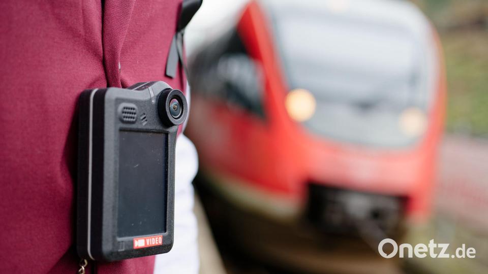 Der Schutz von Bahn-Mitarbeitern soll verbessert werden. Bild: Uwe Anspach/dpa