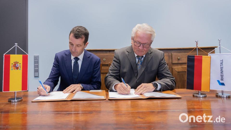 Der Moment der Unterschrift des Memorandums of Understanding (MoU) zur künftigen Zusammenarbeit. Bild: Rolf Vennenbernd/dpa