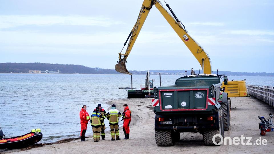 Unter Zuhilfenahme von Baggern soll eine Rinne für den Wal geschaffen werden. Bild: Daniel Bockwoldt/dpa