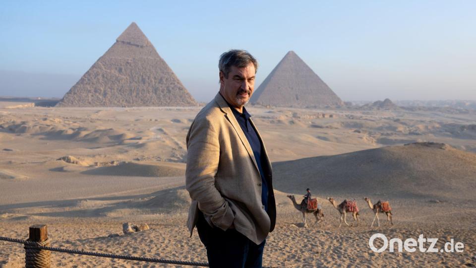Neben politischen Terminen und jeder Menge Wissenschaft gibt es auf den Reisen von CSU-Chef Söder auch immer Zeit für Land und Leute - so wie hier bei den Pyramiden in Kairo. Bild: Sven Hoppe/dpa