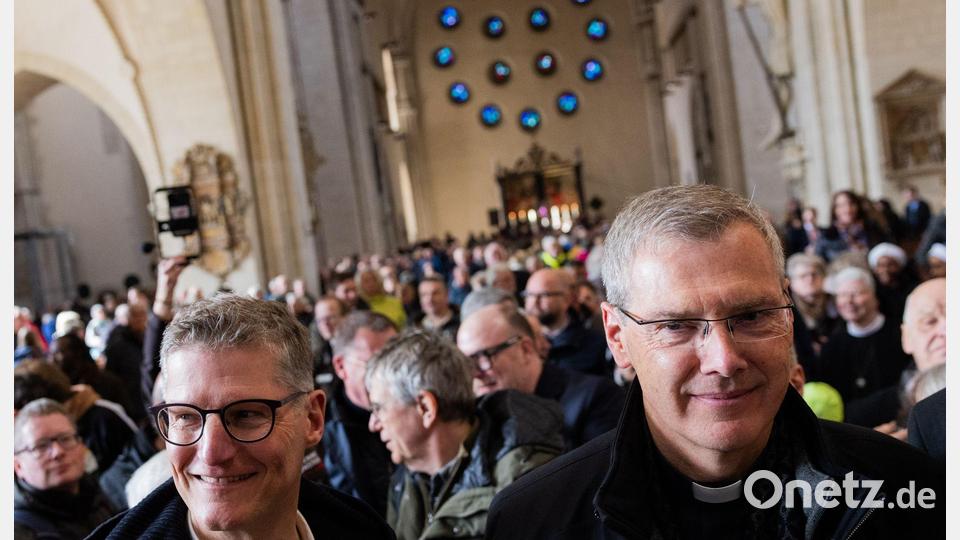 Münsters Oberbürgermeister Tilmann Fuchs (Grüne) war unter den Besuchern im Dom und begrüßte den gerade ernannten Bischof. Bild: Rolf Vennenbernd/dpa