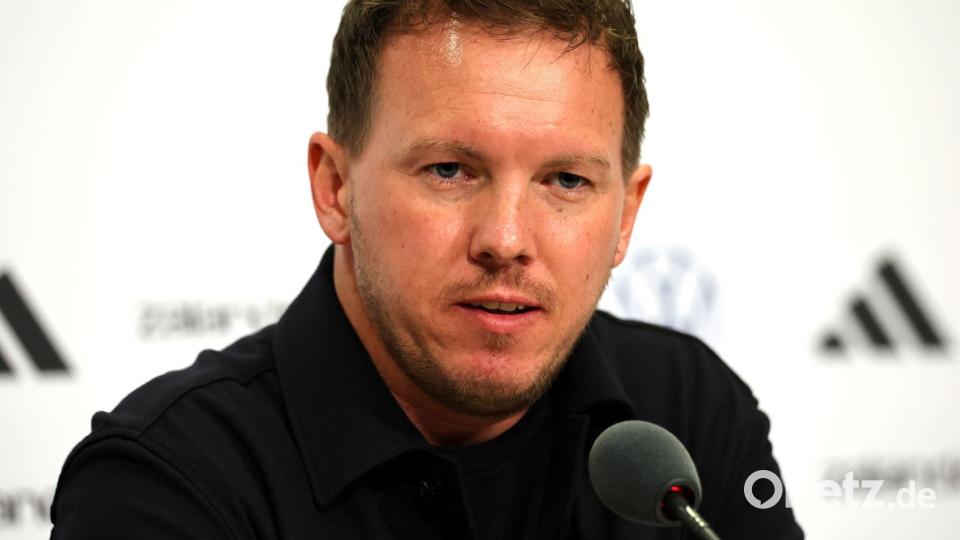 Julian Nagelsmann verrät einige Personalien bei der Pressekonferenz im Stadion. Bild: Christian Charisius/dpa