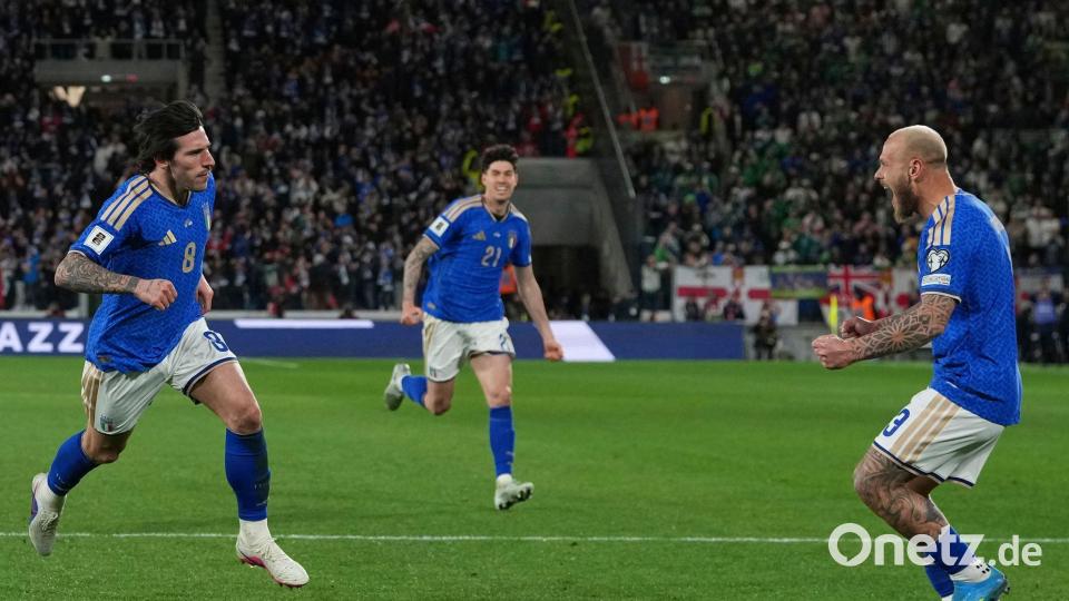 Mit einem Tor und einer Vorlage ist Sandro Tonali (l) der Mann des Abends für Italien gegen Nordirland. Bild: Antonio Calanni/AP/dpa