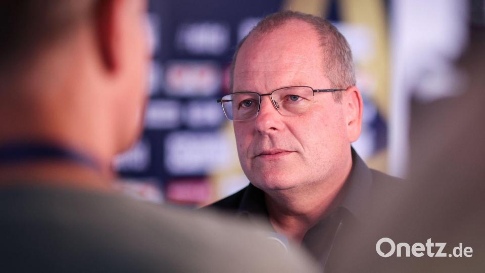 SCM-Geschäftsführer Marc-Henrik Schmedt will die Meisterschale zurück nach Magdeburg holen. (Archivbild) Bild: Ronny Hartmann/dpa-Zentralbild/dpa
