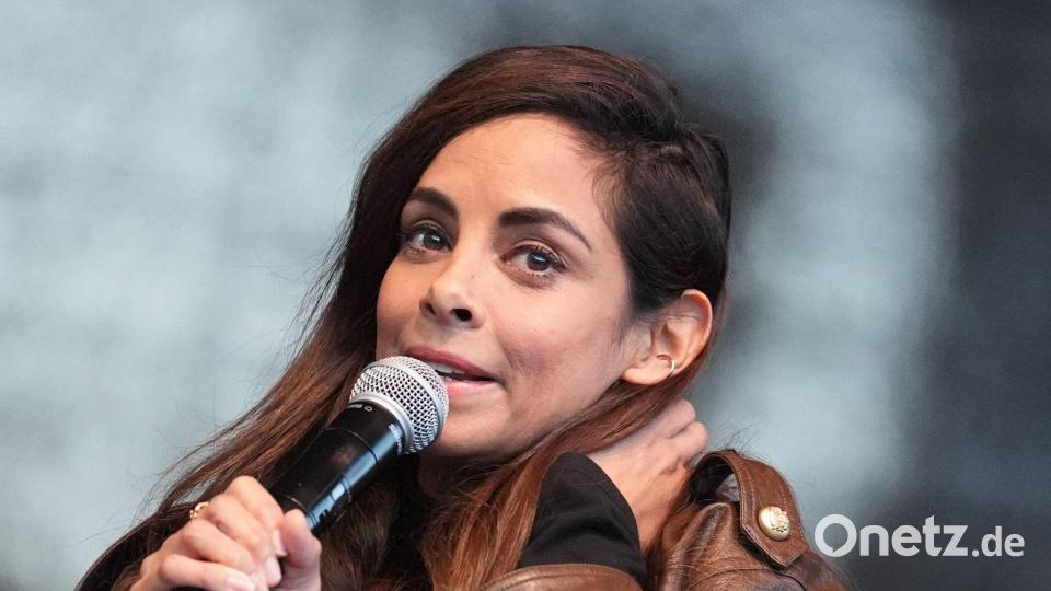 Collien Fernandes, Schauspielerin und Moderatorin, spricht auf der Bühne auf dem Hamburger Rathausmarkt während der Demonstration gegen sexualisierte Gewalt gegen Frauen. Bild: Marcus Brandt/dpa