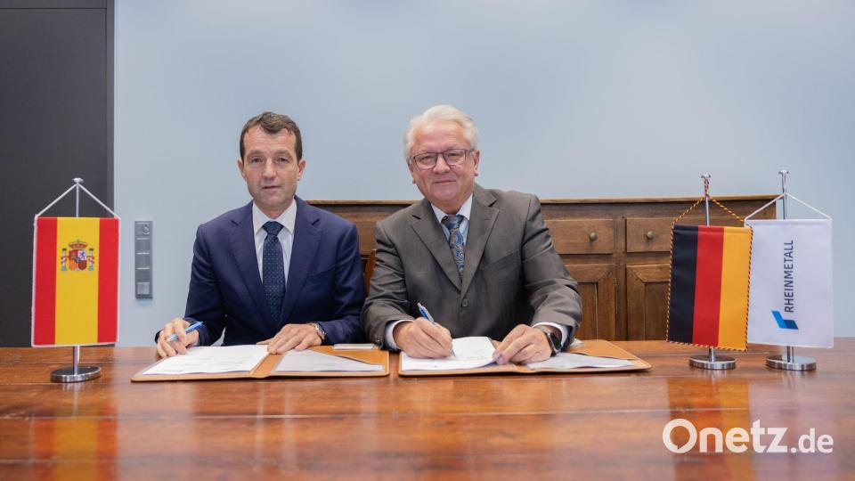 Gute Laune nach der Unterschrift. Bild: Rolf Vennenbernd/dpa