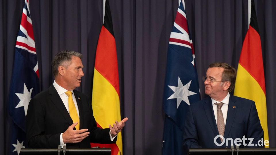 Boris Pistorius (r, SPD), Verteidigungsminister, und sein australischer Amtskollege Richard Marles geben eine gemeinsame Pressekonferenz. Bild: Peter Kneffel/dpa