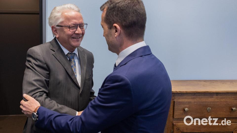 Hat gut Lachen: Rheinmetall-Chef Armin Papperger begrüßt Indra-Chef Ángel Escribano. Bild: Rolf Vennenbernd/dpa