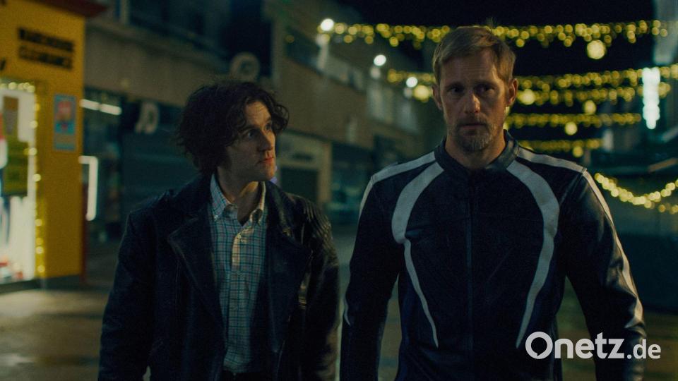 Harry Melling als Colin und Alexander Skarsgård als Ray in einer Szene des Films. Bild: -/Weltkino Filmverleih/dpa