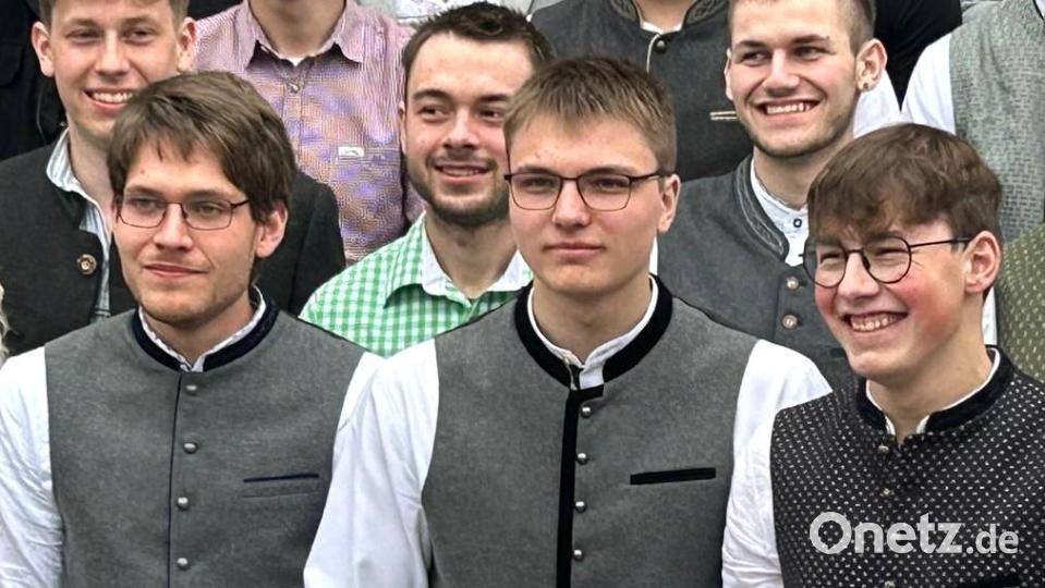 Sascha Dewald (links) wurde bei der Freisprechungsfeier als Junggeselle der Innung für Land- und Baumaschinentechnik Oberpfalz und Kreis Kelheim ausgezeichnet. Bild: Sabine Dewald
