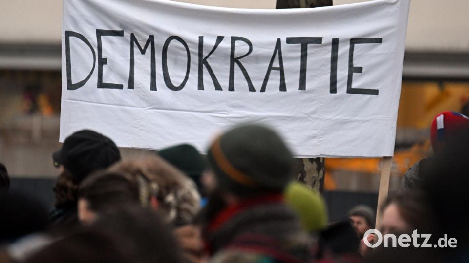 Laut einer Untersuchung unter 137 Staaten - Deutschland ist nicht darunter - gerät die Demokratie weltweit zunehmend unter Druck. (Archivbild) Bild: Federico Gambarini/dpa