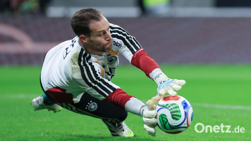 Oliver Baumann pariert beim Aufwärmtraining einen Ball. (Archivbild) Bild: Jan Woitas/dpa