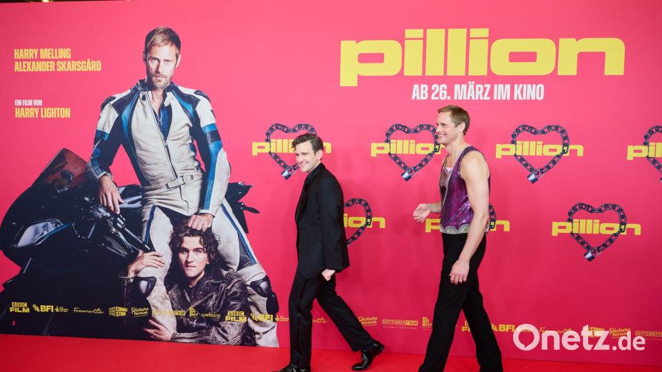 Harry Melling und Alexander Skarsgård in Berlin. Bild: Annette Riedl/dpa