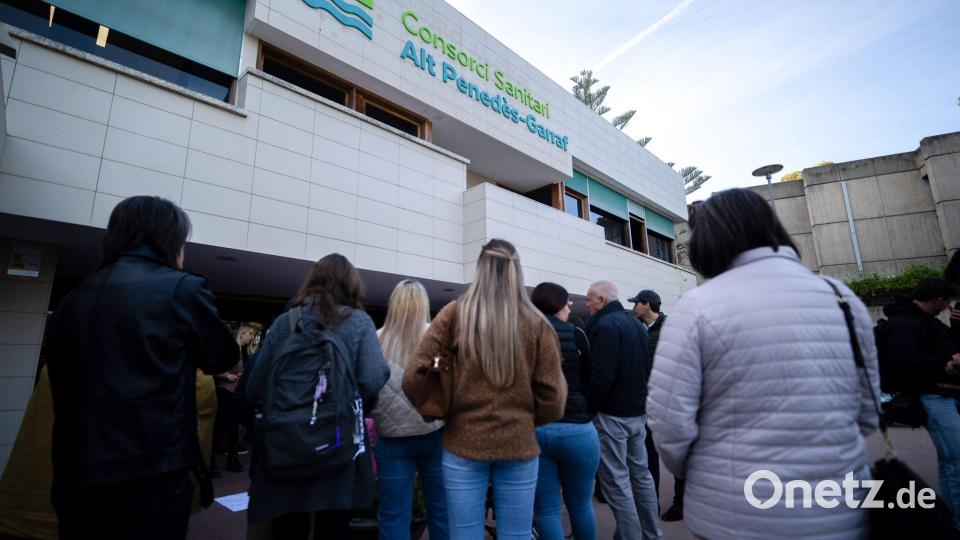 Der ungewöhnliche Fall spaltet Spanien. Vor dem Krankenhaus wurde protestiert. Bild: Lorena Sopêna/EUROPA PRESS/dpa