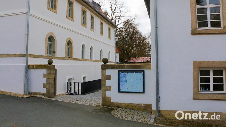 Am neuen Rathaus in Friedenfels (links) oder an der Grundschule (rechts) soll ein Defibrillator installiert werden. Das Gerät ist öffentlich zugänglich und kann im Notfall Leben retten. Bild: bsc