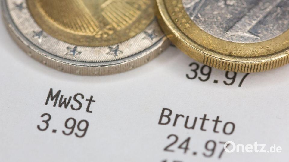 Eine höhere Mehrwertsteuer würde Einkaufen teurer machen. (Illustration) Bild: Fernando Gutierrez-Juarez/dpa