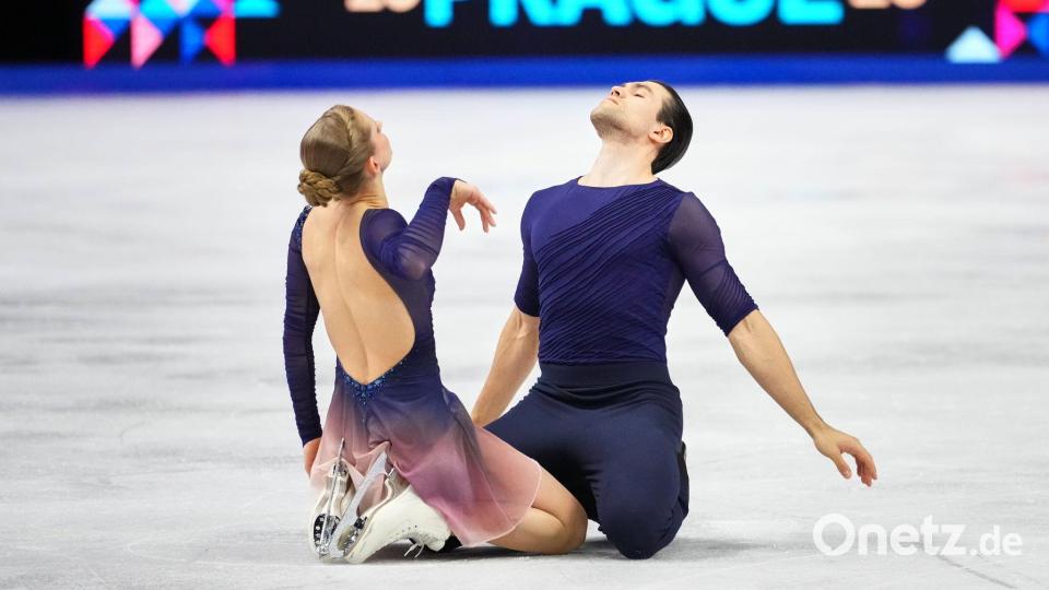 Minerva Hase (l) und Nikita Volodin zeigten Nervenstärke in der Kür. Bild: Petr David Josek/AP/dpa