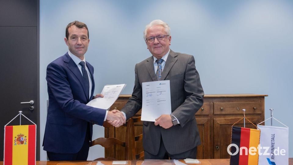 Gute Laune nach der Unterschrift: Indra-Chef Ángel Escribano und Rheinmetall-Chef Armin Papperger. Bild: Rolf Vennenbernd/dpa