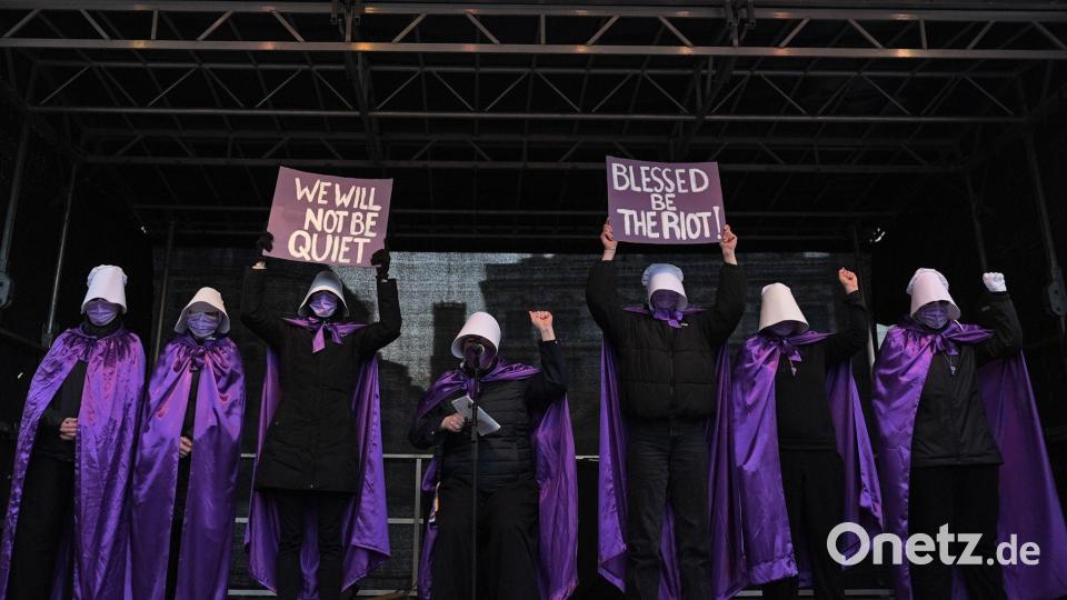 Die Gruppe Handmaidsriot stehen auf der Bühne auf dem Hamburger Rathausmarkt während der Demonstration gegen sexualisierte Gewalt gegen Frauen. Bild: Marcus Brandt/dpa