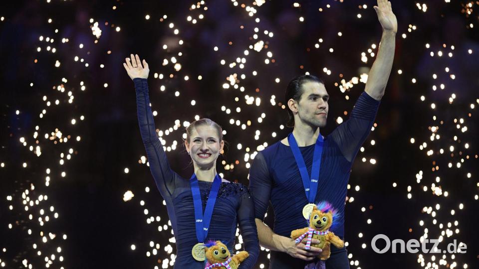 Minerva Hase (l) und Nikita Volodin feierten ihren Gold-Coup. Bild: Øíhová Michaela/CTK/dpa