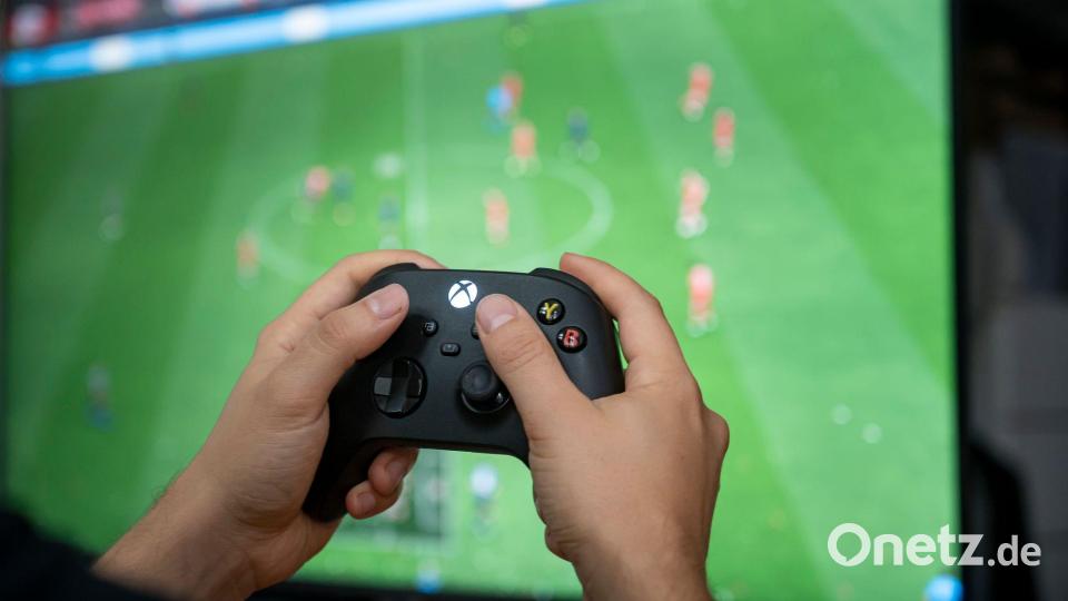 Ran an die Konsole: Gamer greifen immer mehr auf Abo-Dienste zurück. (Symbolbild) Bild: Fabian Sommer/dpa