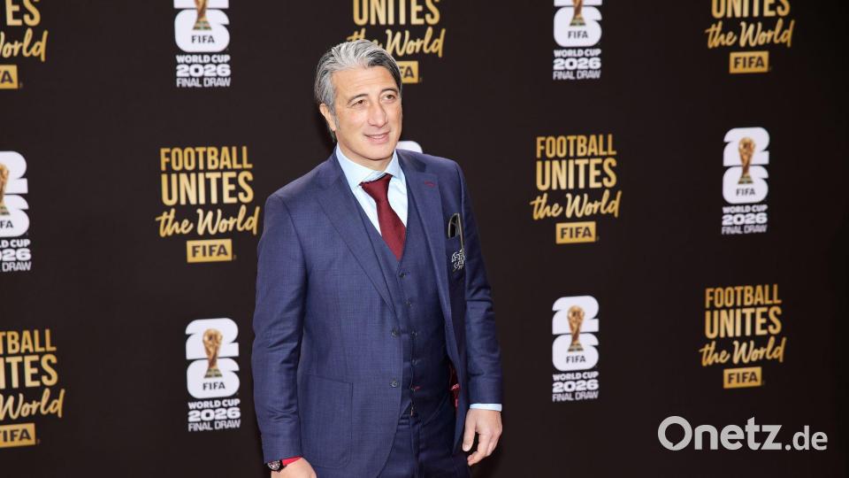 Murat Yakin posiert bei der WM-Auslosung in Washington (Archivbild). Bild: Sam Corum/PA Wire/dpa