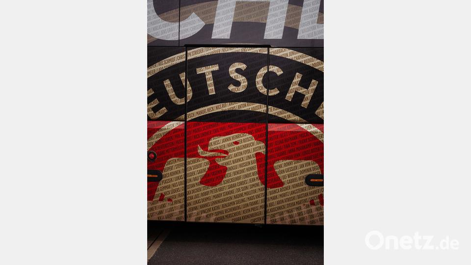 Die Tür des neuen DFB-Mannschaftsbusses mit vielen Fannamen. Bild: Philipp Reinhard/DFB/dpa