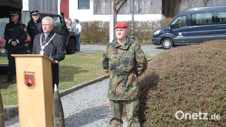 Bürgermeister Thomas Meiler (am Rednerpult) und Major Fabian Baerens wissen die Patenschaft zu schätzen. Bild: pi