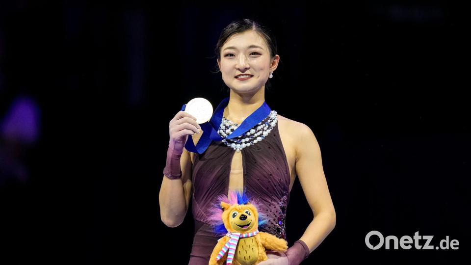 Goldmedaillengewinnerin Kaori Sakamoto aus Japan zeigt ihre Medaille. Bild: Petr David Josek/AP/dpa