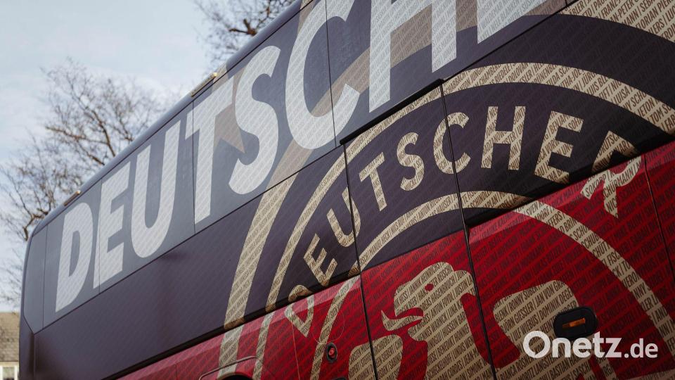Auf dem Teambus der Nationalmannschaft stehen viele Fannamen. Bild: Philipp Reinhard/DFB/dpa